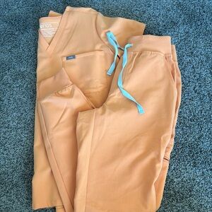 Figs Scrub Set
Shaka oranger